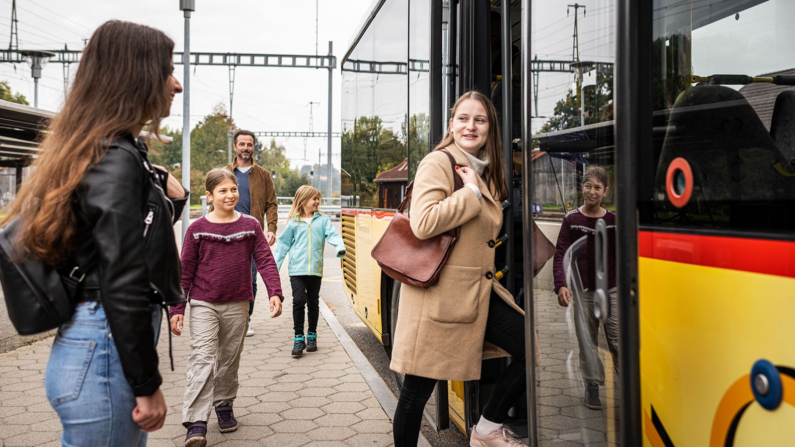 Ein Anhängerzug von PostAuto steht an der Säntisbahn.     