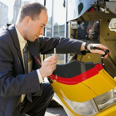 Le personnel de conduite CarPostal change une ampoule défectueuse