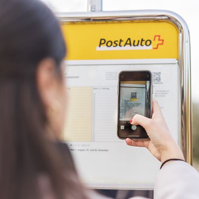 Un voyageur scanne un code QR en temps réel