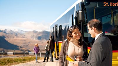 Un conducteur de bus discute avec une femme