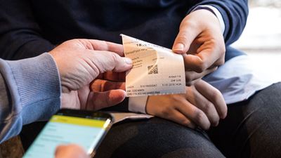 Ein Fahrausweis wird kontrolliert.