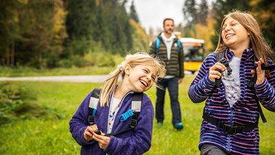 Deux enfants souriants lors d’une excursion dans le secteur du Gantrisch