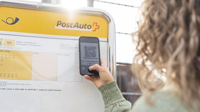 Scannage d’un code QR à un arrêt CarPostal