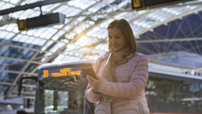 Une personne sur son smartphone lors de l’achat de billets.