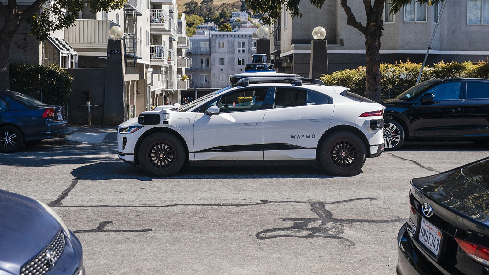 Autonomes Fahrzeug von Waymo fährt durch ein Wohnquartier in den USA