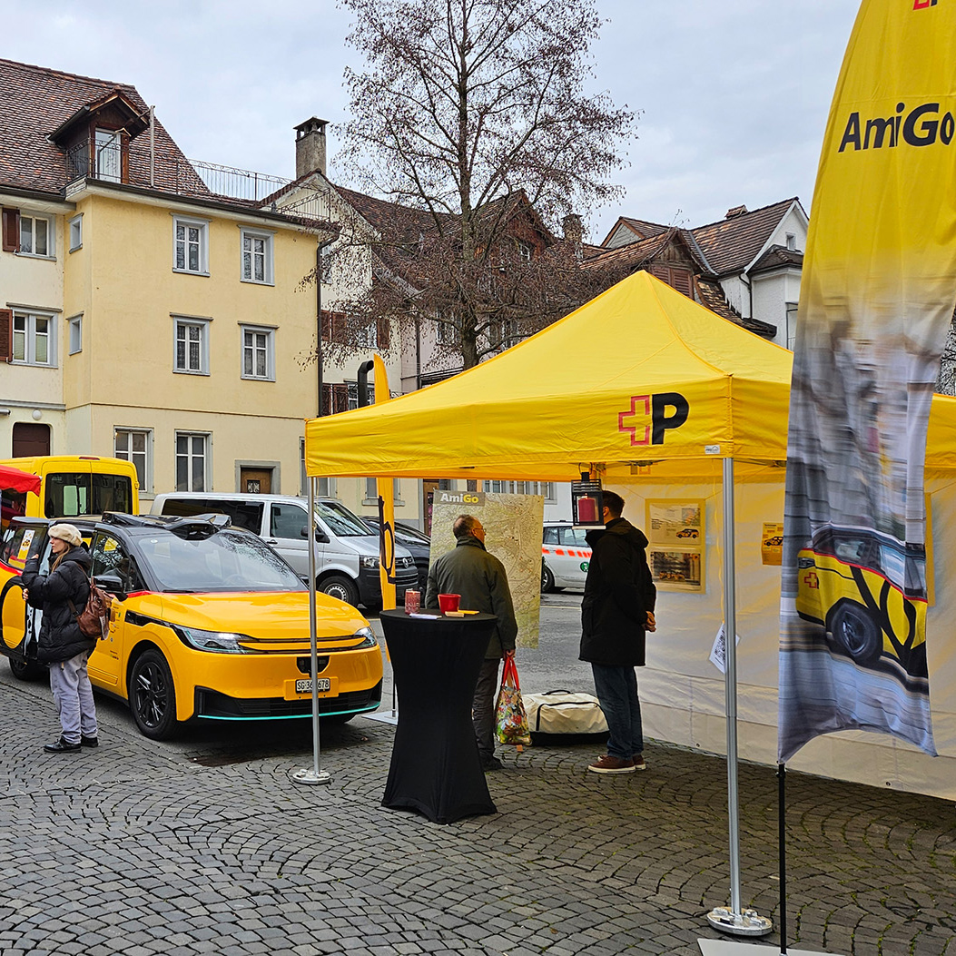 Öffentliches Event: AmiGo wird Besuchern an einem Informationsstand in der Altstadt von Altstätten gezeigt. 