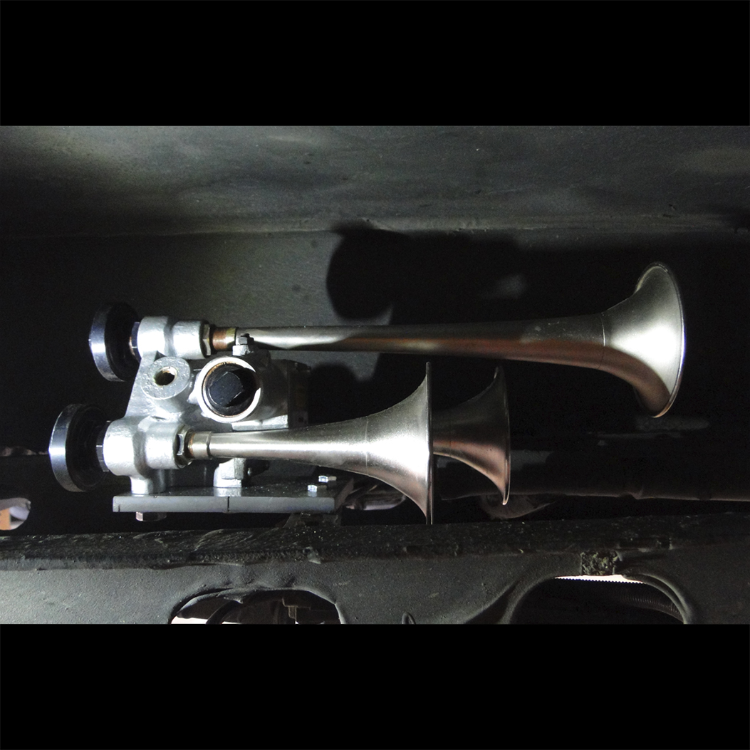 AutoPostale acquista i robusti corni a tre suoni presso la ditta Moser-Baer