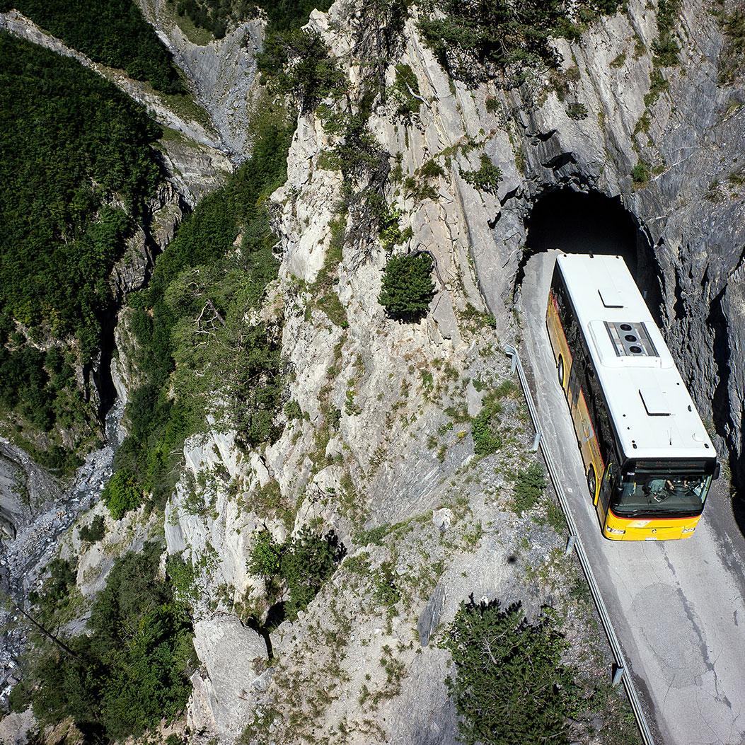 Un autopostale attraversa una strada di montagna