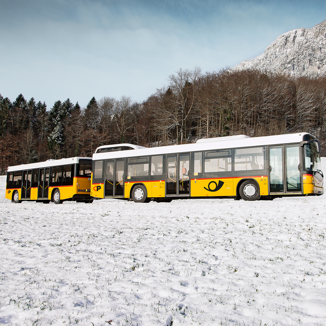 Postauto mit einem Anhänger