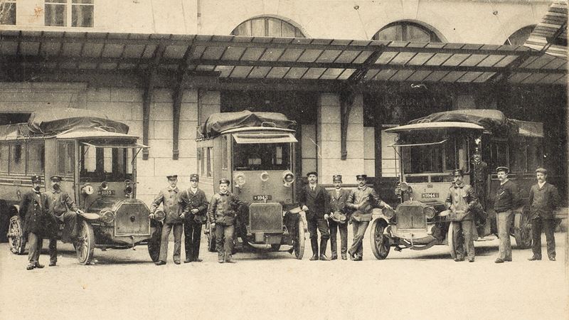 Die erste Generation Postautos im Hof der Hauptpost in Bern 1906, von links Berna, Martini und Saurer mit Fahrpersonal.