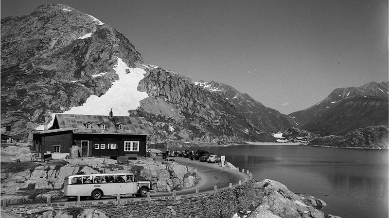 Photo de paysage, col du Grimsel, car postal emmenant des voyageurs à l’hôtel «Alpenrösli».