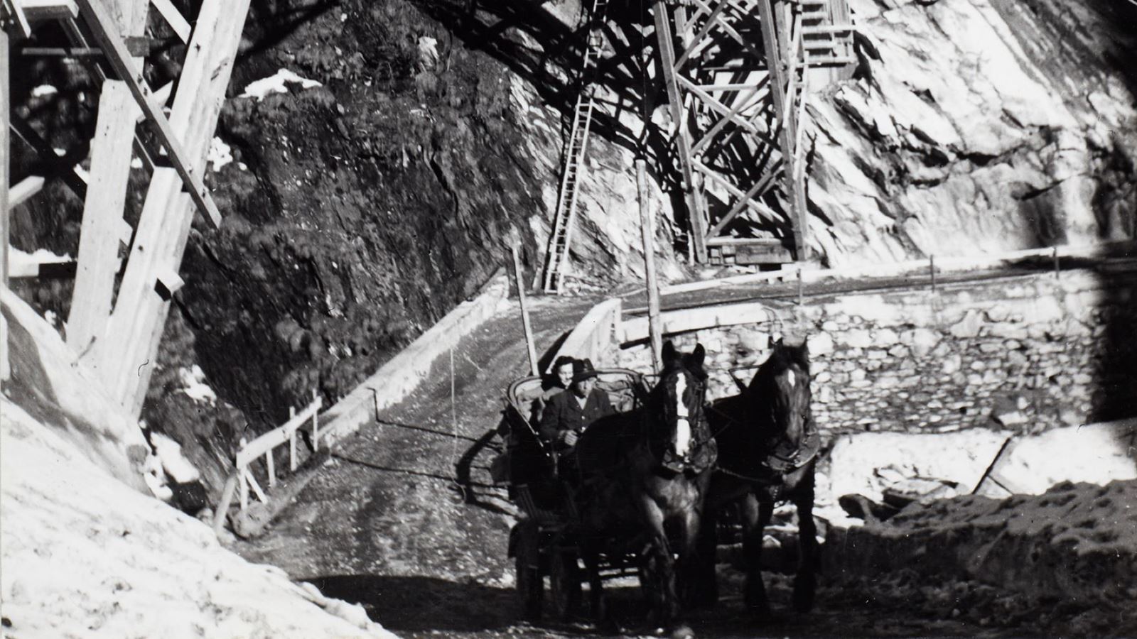 Postkutsche Cresta-Juf auf alter Strasse bei Val-di-Lei-Brücke im Frühjahr 1958; letzte Pferdepost der Schweiz; neue Val-di-Lei-Brücke im Bau; Reproduktion von Fotopostkarte.