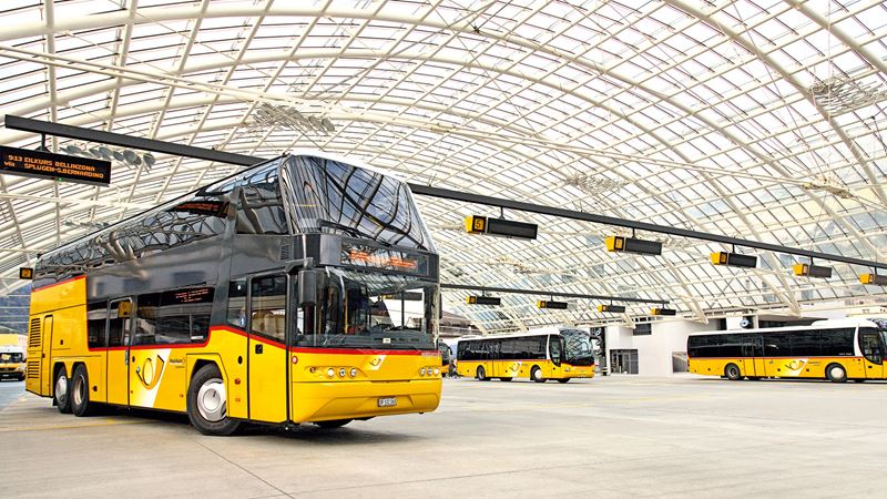 Ein Doppelstock-Postauto in der Postautostation in Chur. Die imposante Glaskuppel wurde vom Architekt Peter Rice entworfen. 