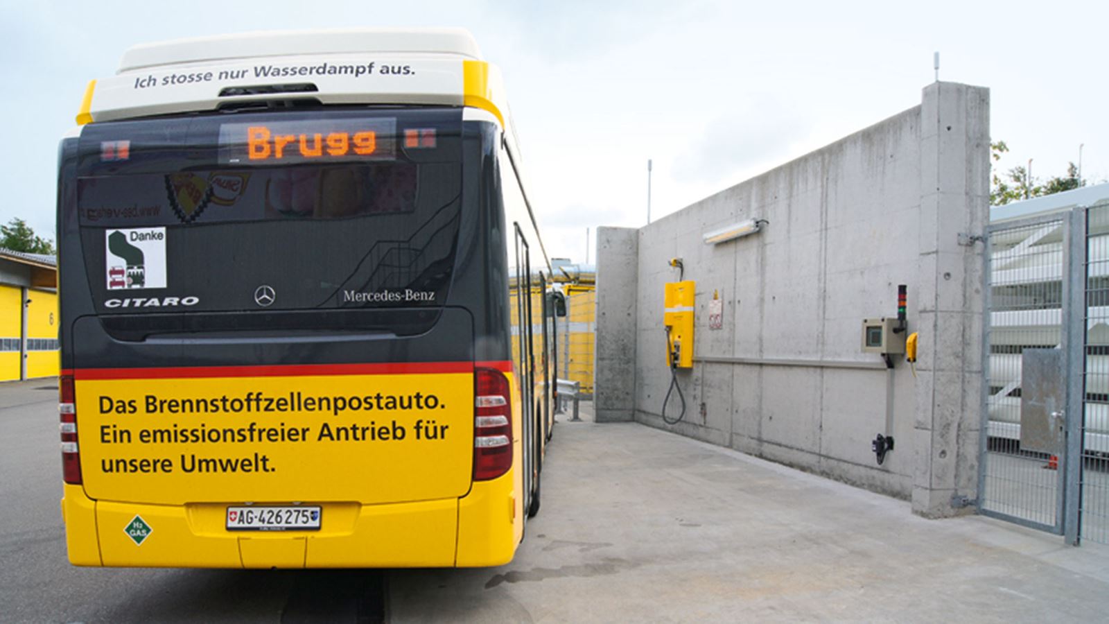 Die Rückseite eines Postautos mit der Aufschrift “Das Brennstoffzellenpostauto. Ein emissionsfreier Antrieb für unsere Umwelt”