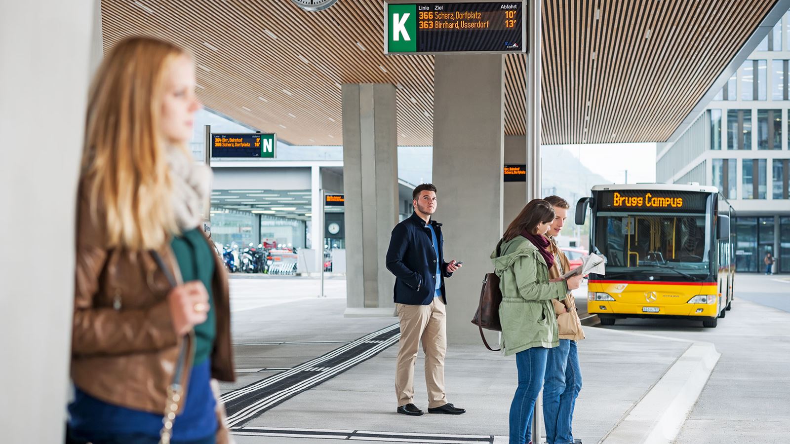 Wartende Fahrgäste an der Postauto Haltestelle in Brugg
