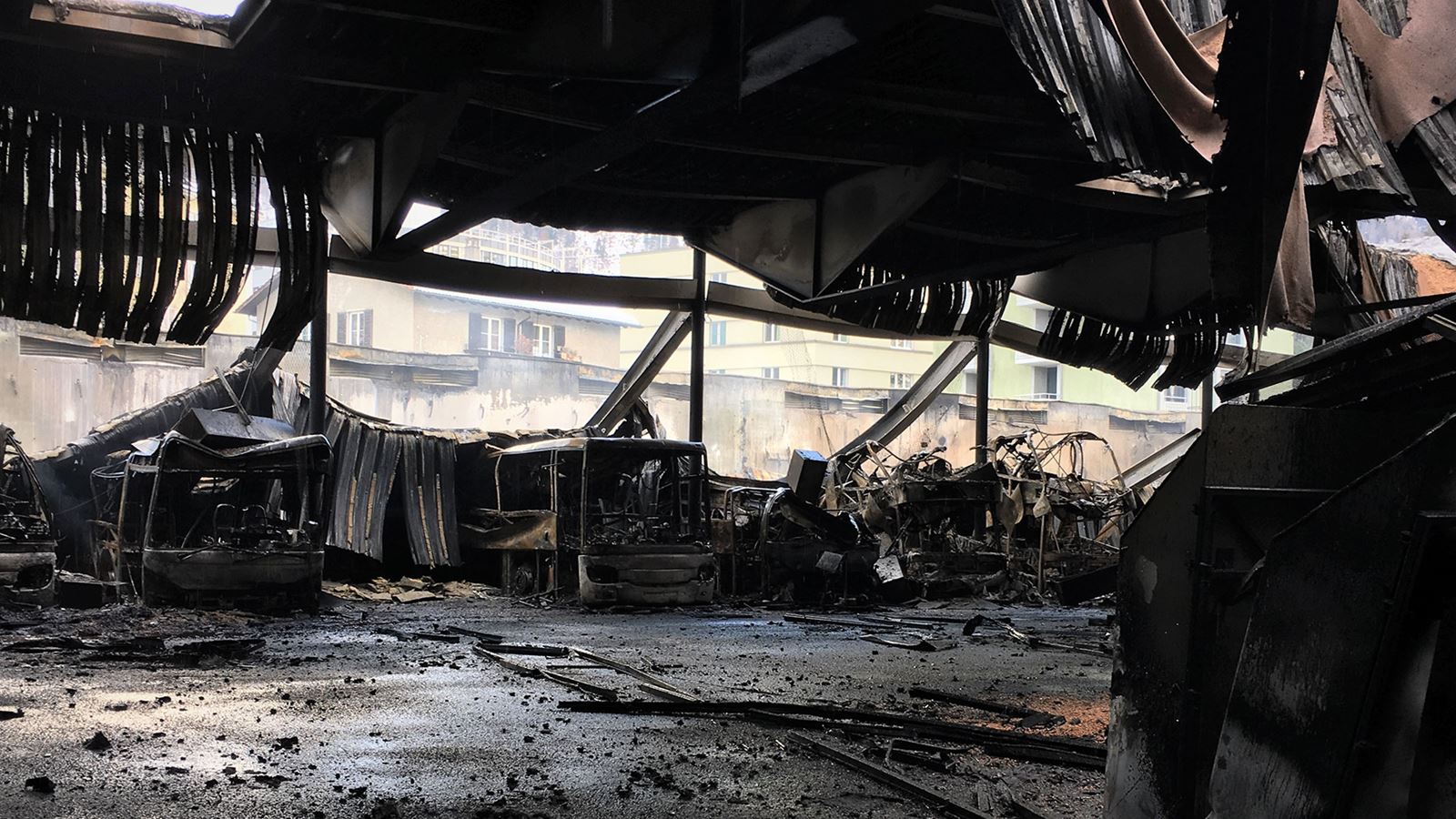 The destroyed garage in Chur. The picture shows rubble and ash. 