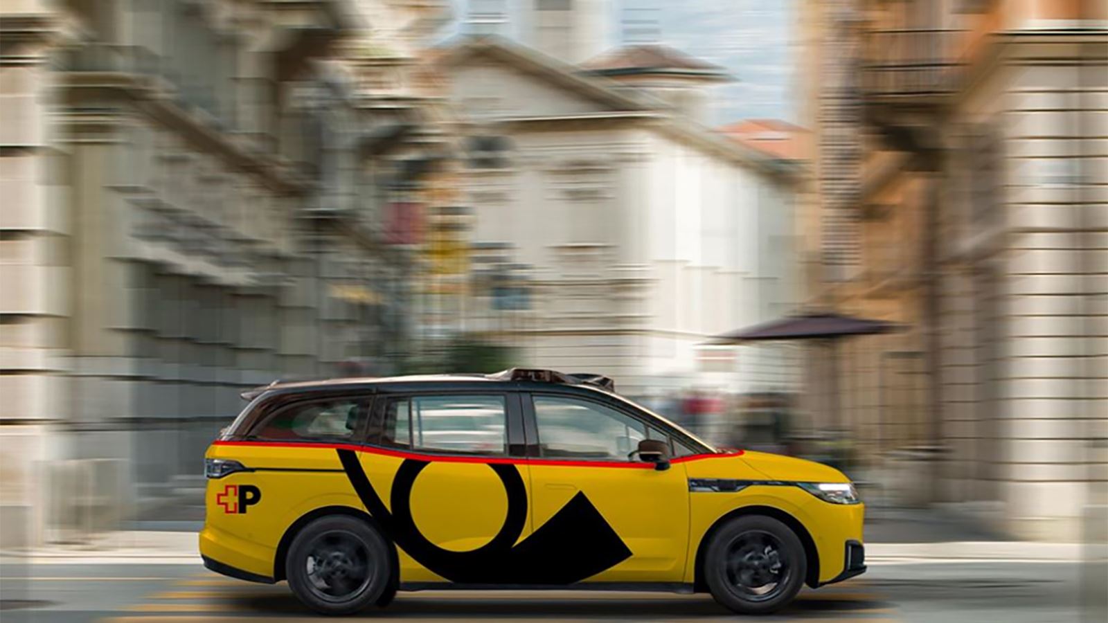 Un véhicule électrique automatisé est exposé dans un décor urbain.