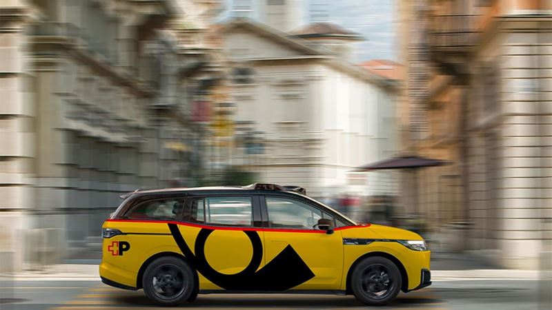 Un véhicule électrique automatisé est exposé dans un décor urbain.