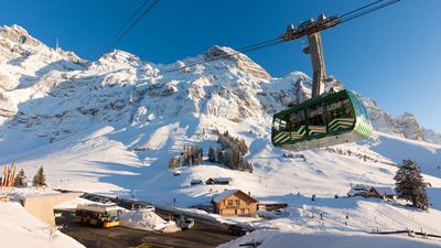 Die Seilbahn schwebt über das Postauto auf die Schwägalp.