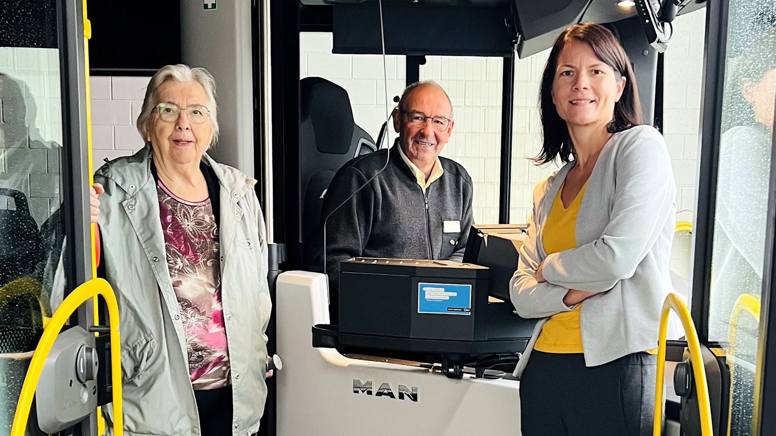 Three generations, one PostBus company: grandmother Rita Rapold (88), father Matthias Rapold (64) and Sabine Krummen (38). 