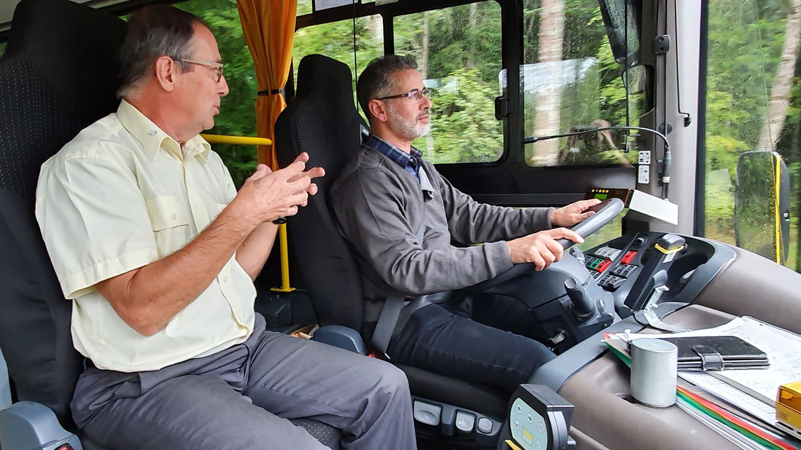 Jean-Claude Fayolle (links) mit einem Fahrschüler.