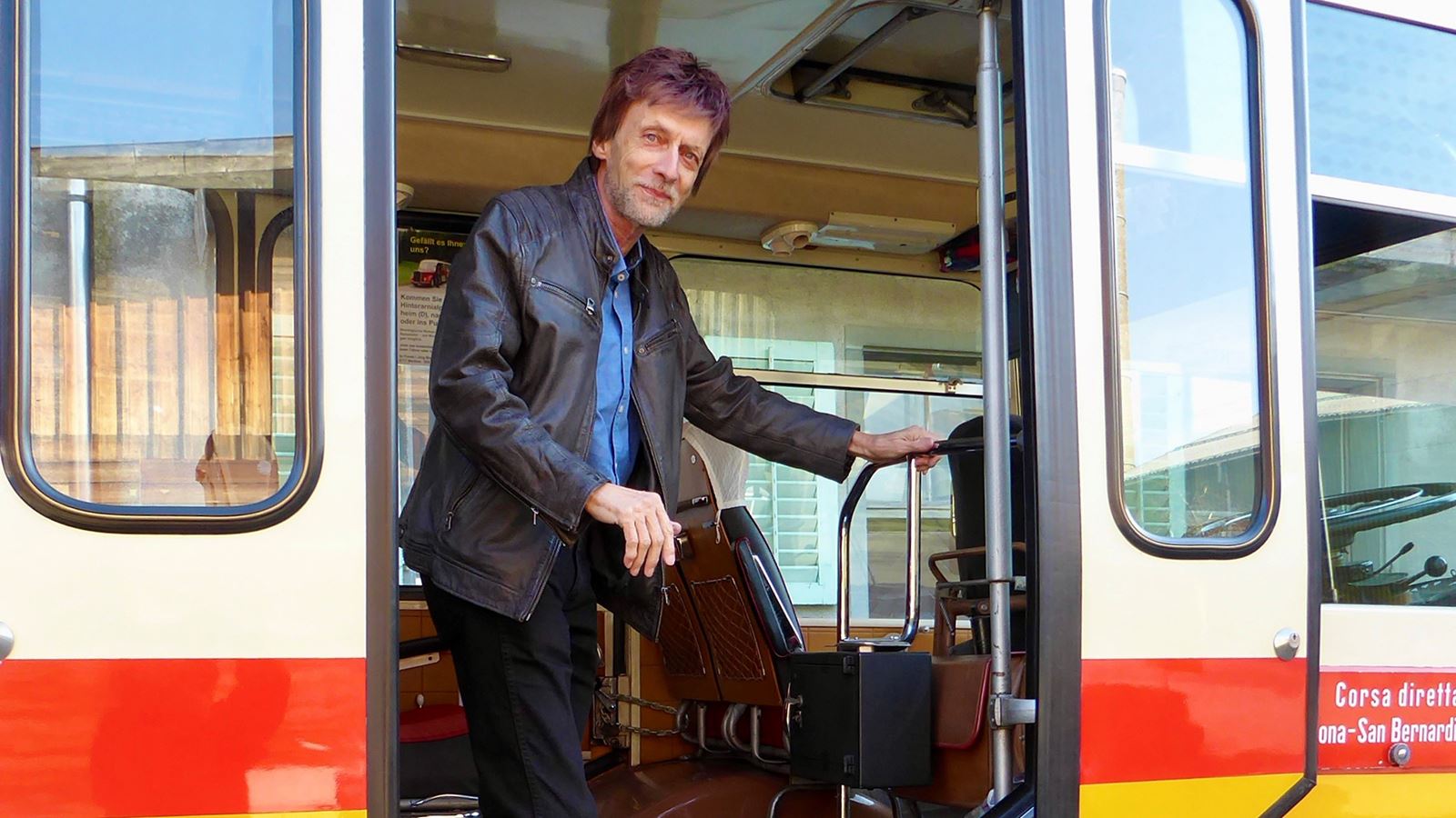 Jürg Biegger besitzt 16 Bus-Oldtimer, bietet Freizeitfahrten an und betreibt in Ziegelbrücke eine Museumsgarage. Hier sieht man ihn mit einem ehemaligen FBW-Regiefahrzeug von 1968. 