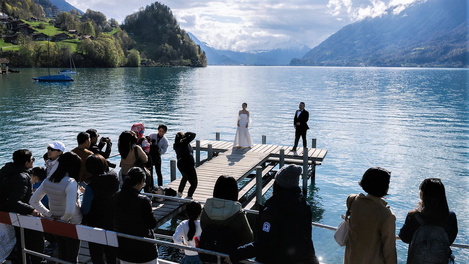 Spesso davanti al pontile di Iseltwald si formano lunghe code.