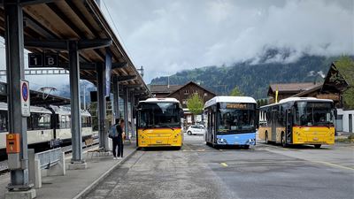 Das blaue Elektropostauto, das auf der neuen Linie im Einsatz sein wird.