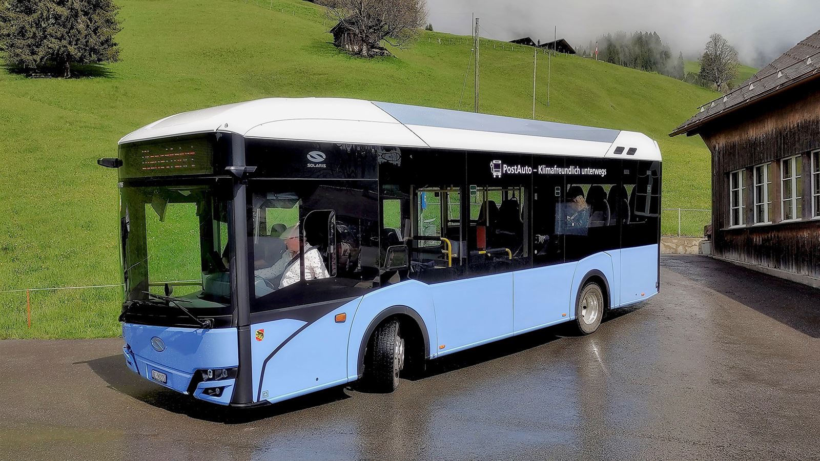 Das blaue Elektropostauto, das auf der neuen Linie im Einsatz sein wird.