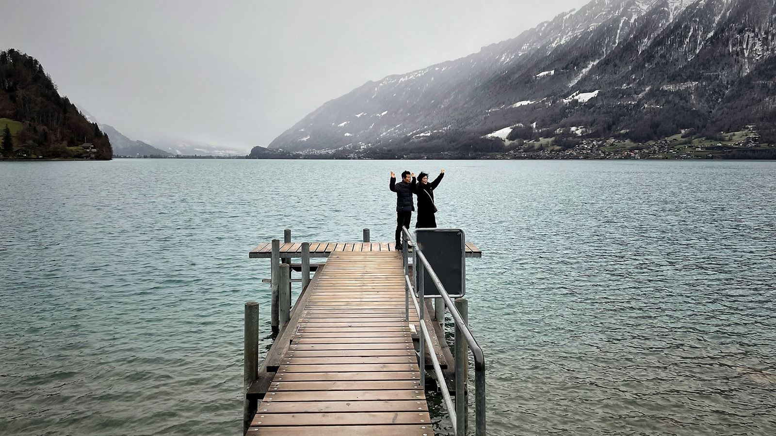 Die Bilder zeigen Touristen, die auf dem Steg von Iseltwald für Fotos posieren.  