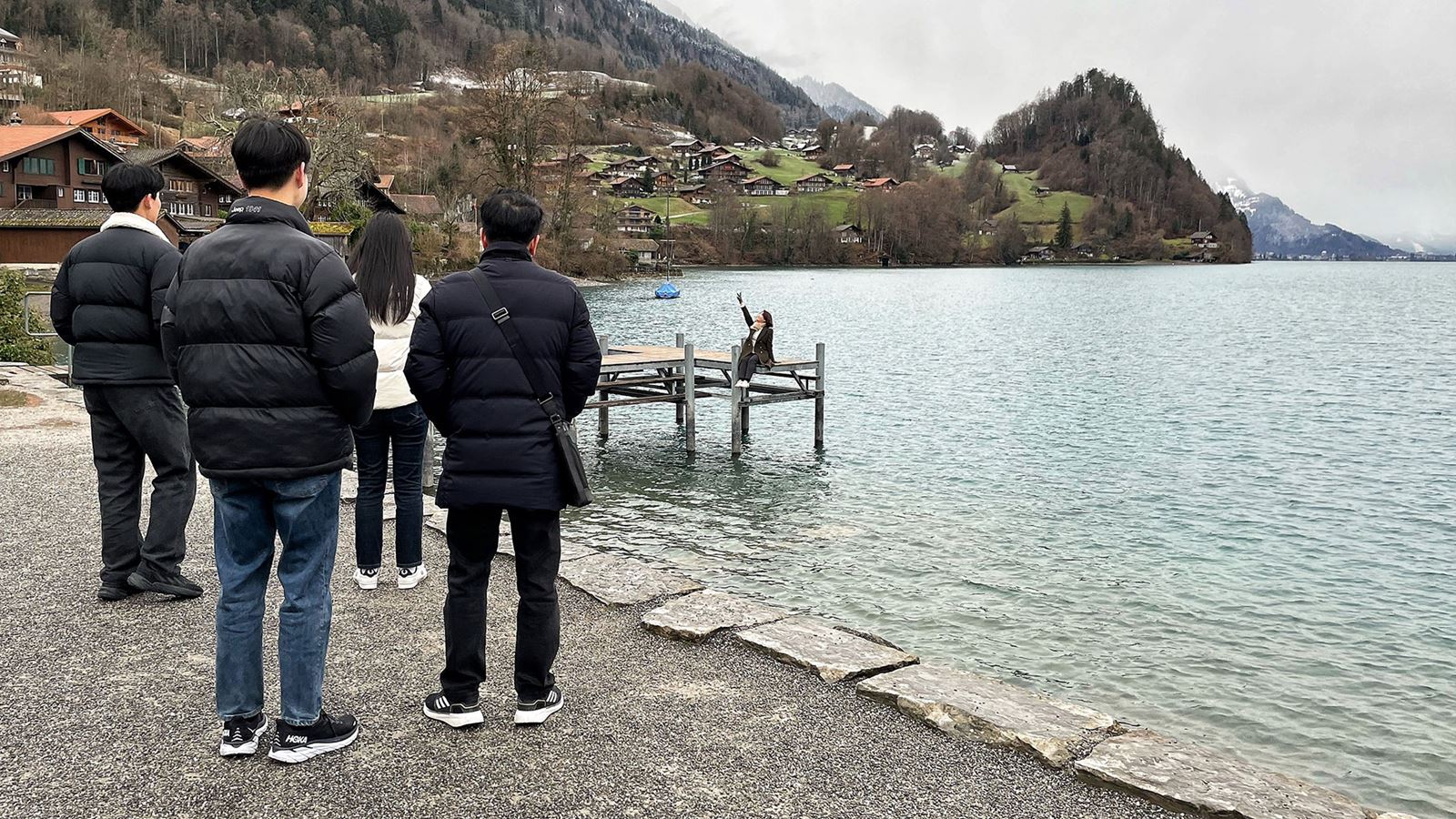 Die Bilder zeigen Touristen, die auf dem Steg von Iseltwald für Fotos posieren.  