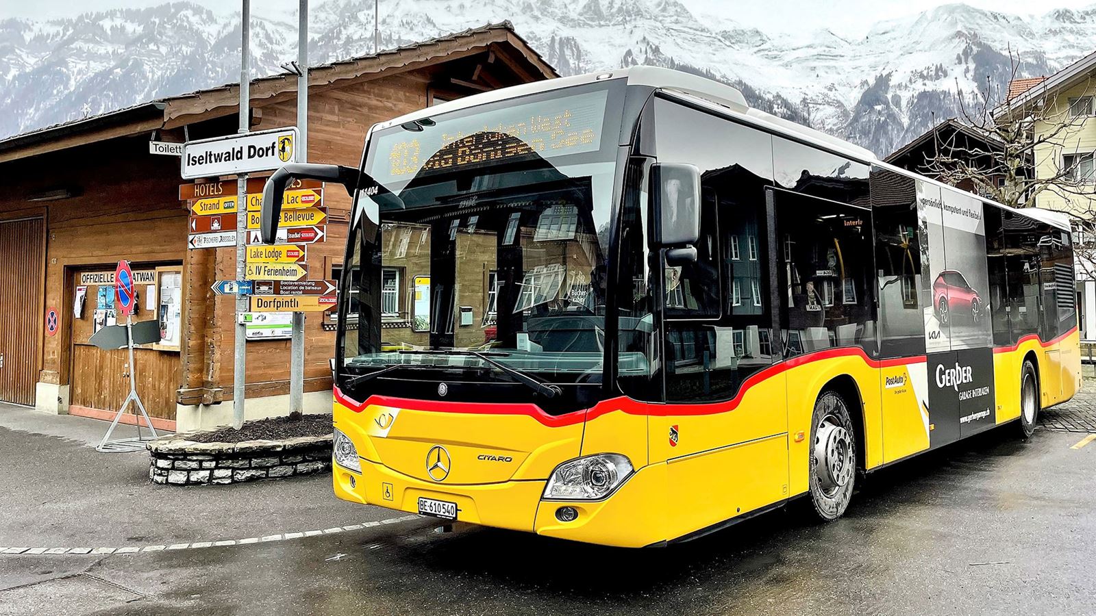 Das Postauto auf dem Dorfplatz von Iseltwald. 