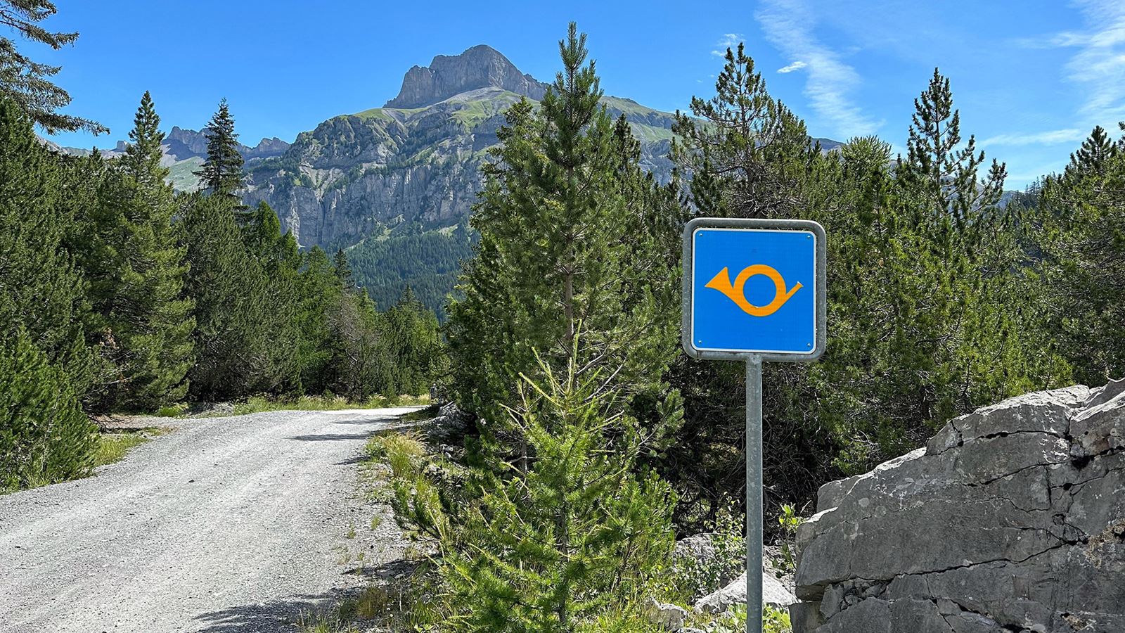 Signalisation d’une route postale de montagne.