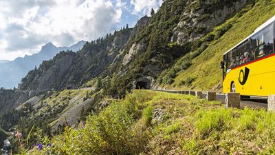 Un car postal franchit le col du Nufenen.