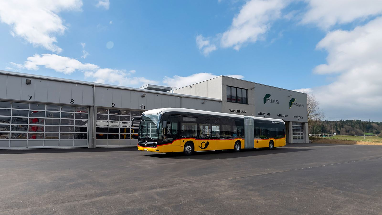 An electric Postbus in front of the newly built garage in Affoltern am Albis. (Photo: PostBus) 