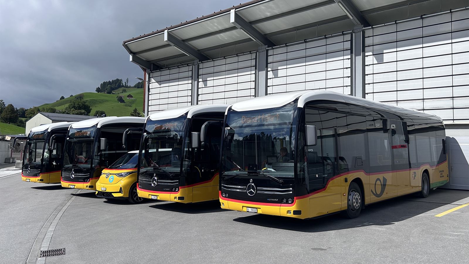 Die vier neuen E‑Postautos und ein ID.Buzz bringen elektrischen öV nach Appenzell Innerrhoden.