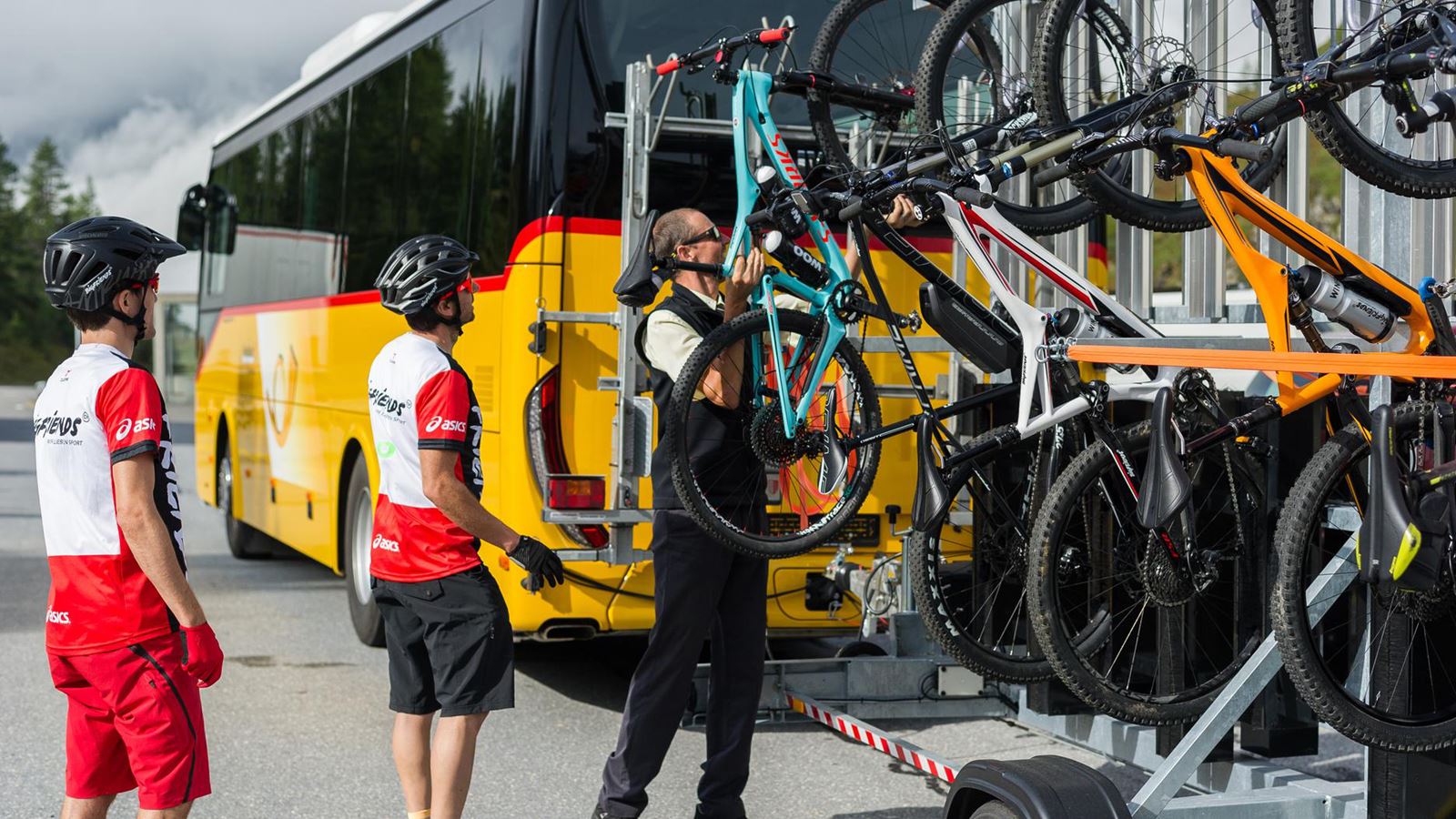 Biker nutzen das Postauto für den Velotransport am Simplonpass.