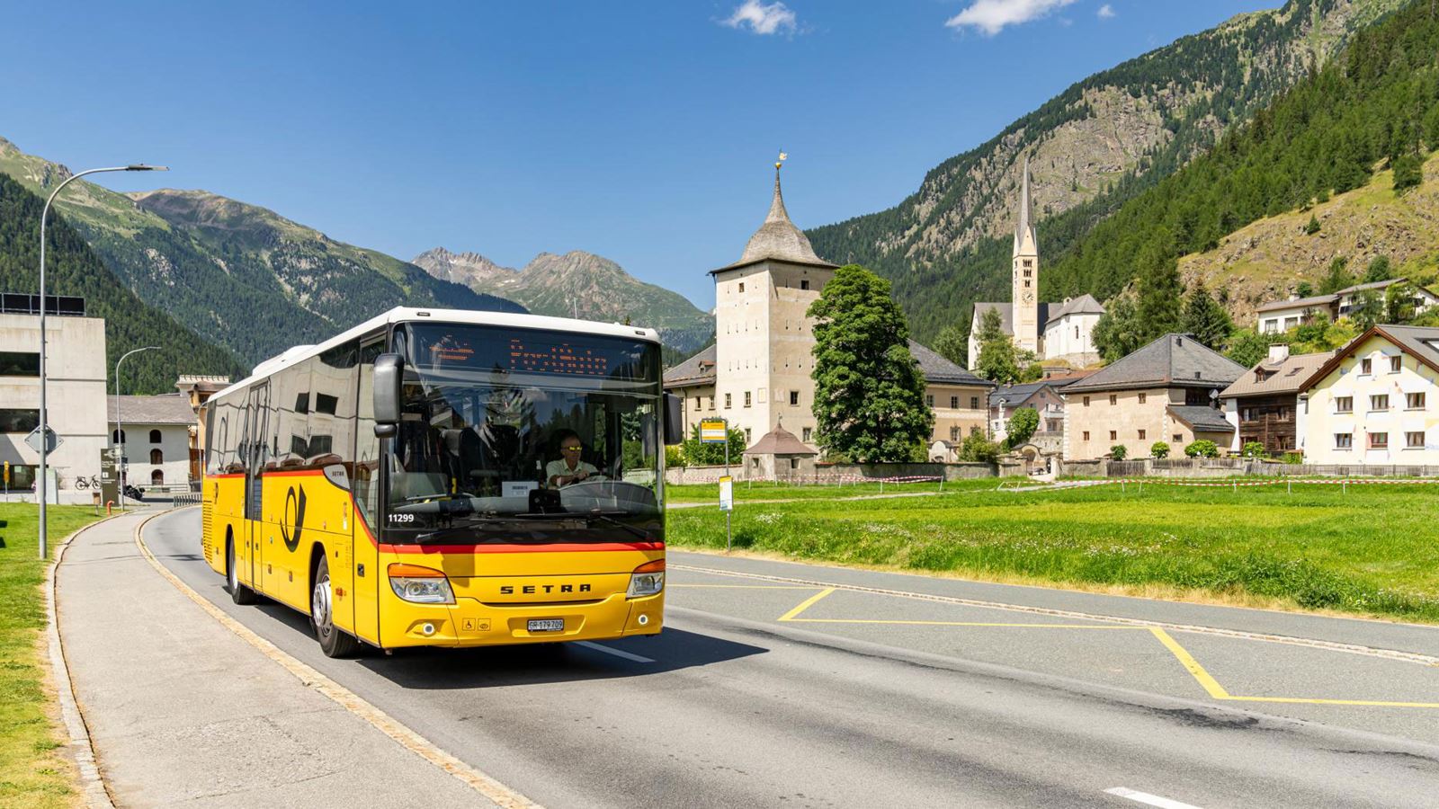 Un car postal dans les Grisons