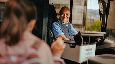 Dans la plupart des cantons, il est toujours possible d’acheter son billet auprès du personnel de conduite dans le car postal.