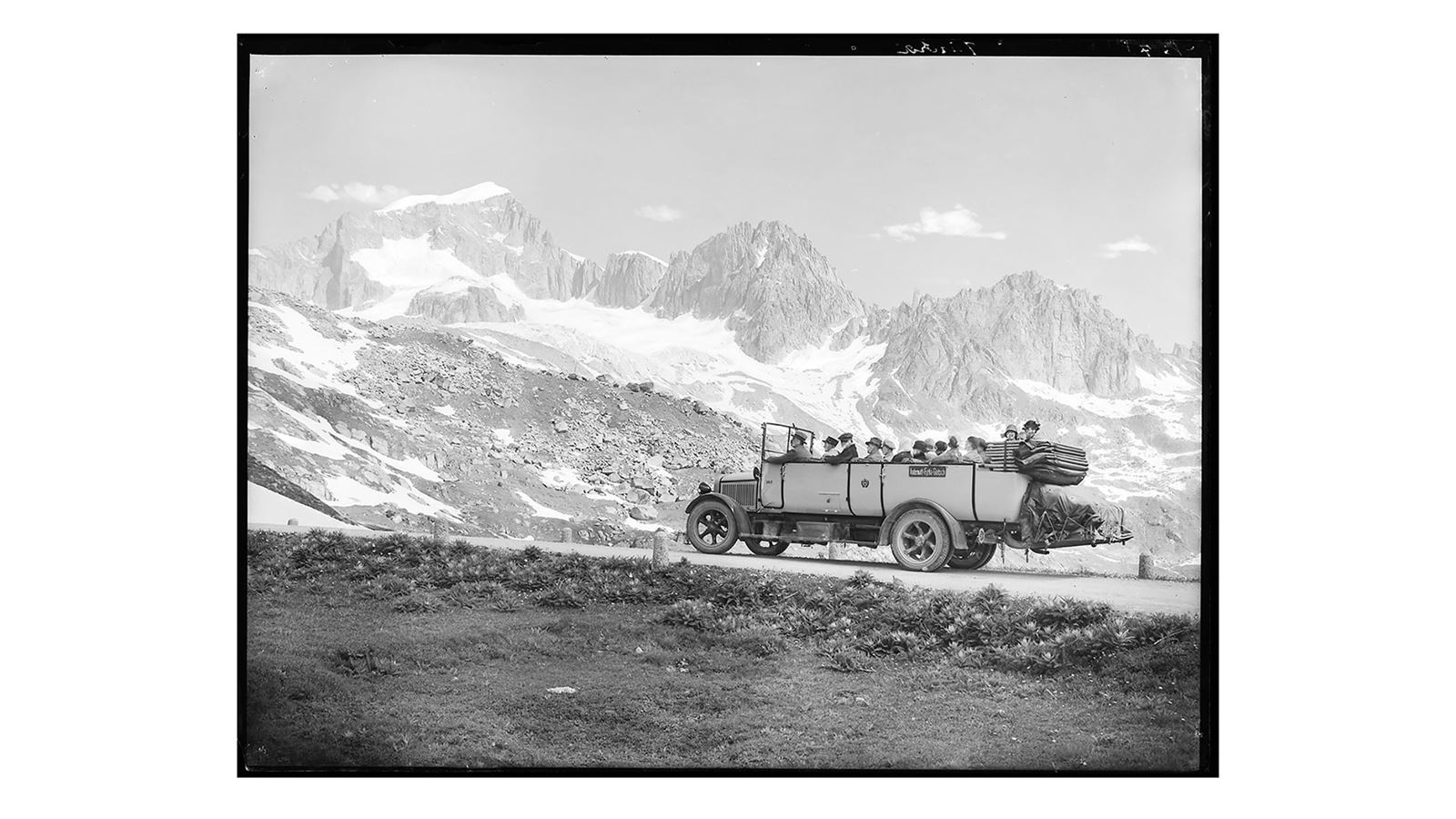 Historische Aufnahmen der PostAuto-Fahrten über Grimsel und Furka.