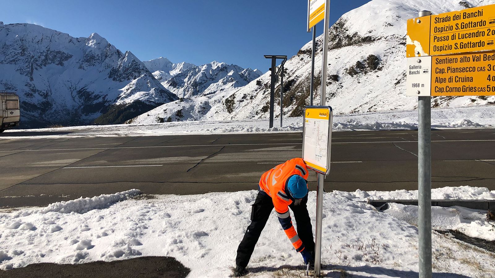 Al giorno d’oggi: per evitare che vengano schiacciati dal peso della neve, i cartelli delle fermate vengono rimossi a fine ottobre e ripristinati a giugno, poco prima dell’inizio della stagione delle linee dei passi.