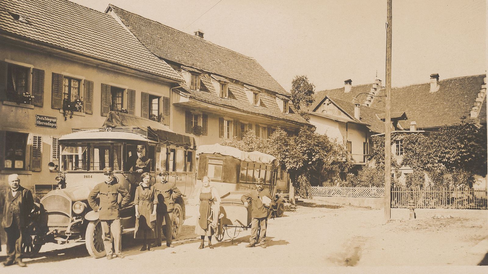 The first Postbuses in front of Oberendigen post office on 15 August 1921