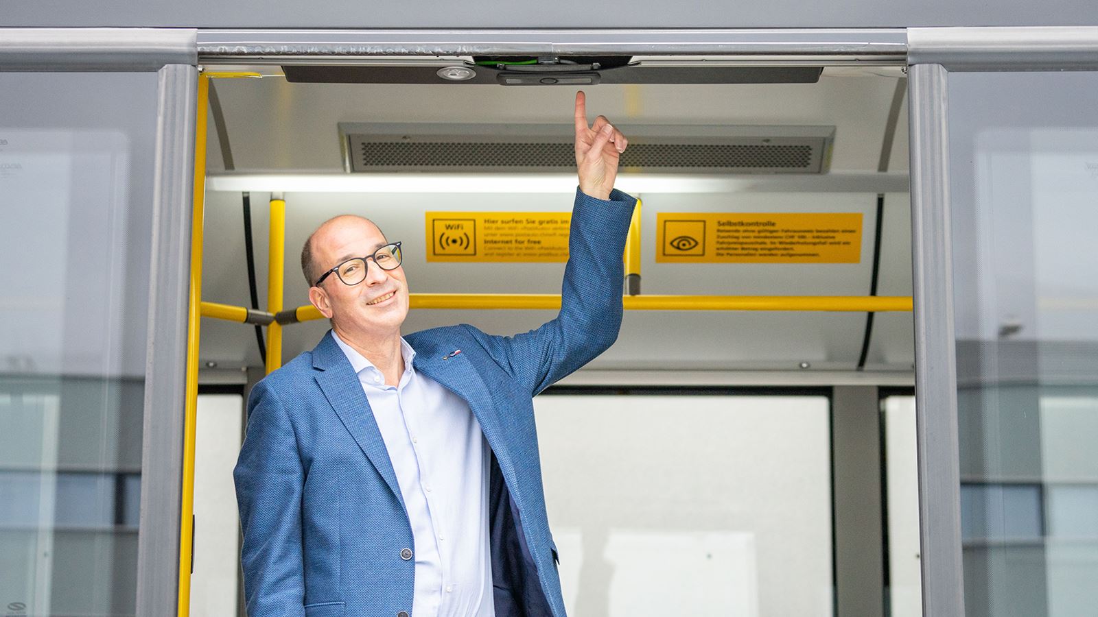 Markus Schüpbach mostra un sensore su uno dei 960 veicoli che eseguono il conteggio dei passeggeri.