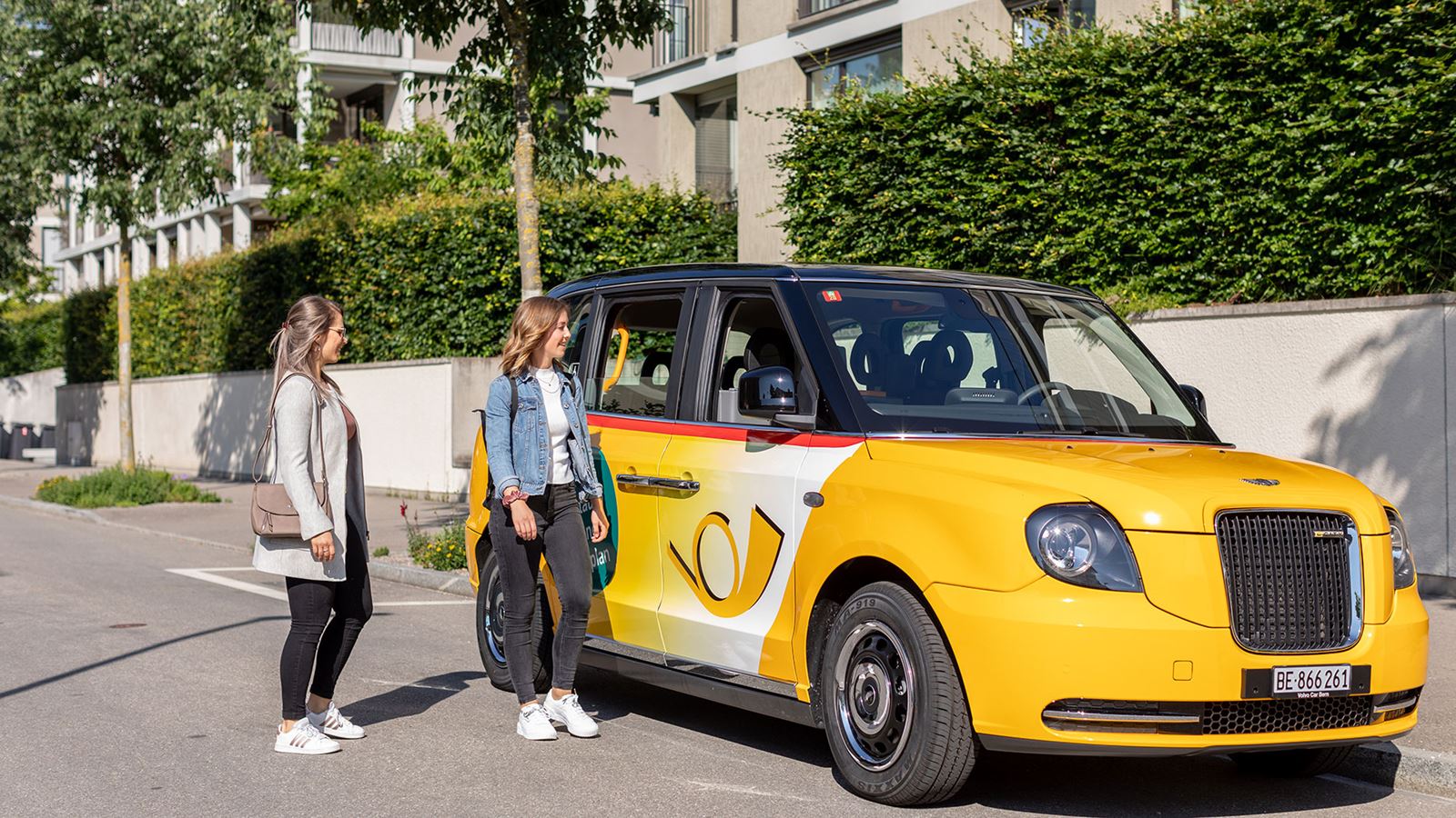 Con il taxi elettrico londinese di AutoPostale nella Valle Verzasca