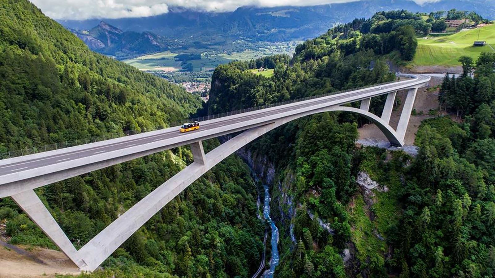 L'autopostale cabriolet sul ponte della Tamina
