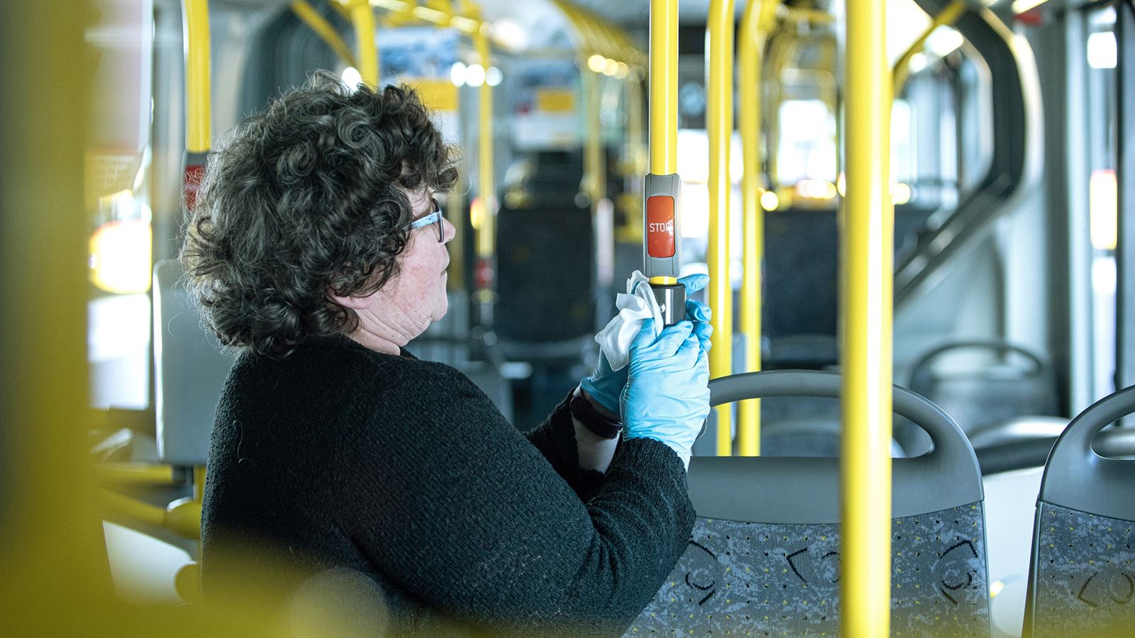 Die Postautos werden mindestens einmal täglich gereinigt