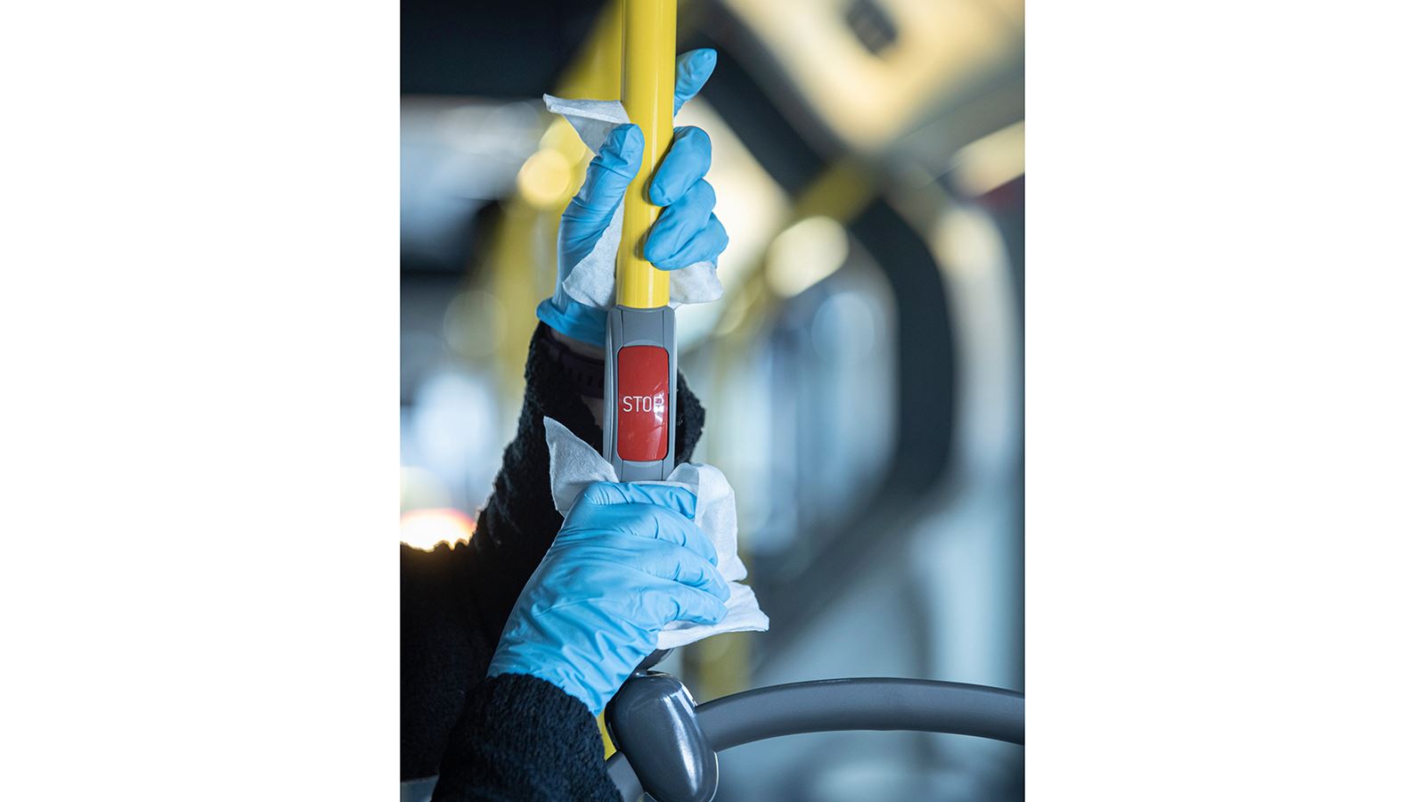 Die Postautos werden mindestens einmal täglich gereinigt